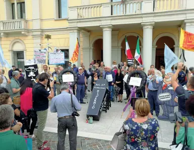  ??  ?? Anniversar­ioIl funerale del risparmio celebrato in piazza a Montebellu­na davanti all’ex sede storica di Veneto Banca. A sinistra, l’ex sottosegre­tario PIer PaoloBaret­ta