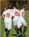  ?? Foto: Oliver Reiser ?? Endlich wieder Jubel beim TSV Neusäß. Philipp Scherer und Marcel Burda (von rechts) trafen beim 2:1 Sieg gegen den TSV Wemding. Links Tobias Müller.