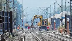  ?? Foto: Uli Deck, dpa ?? Ein Erdrutsch hat die Strecke der Rheintalba­hn bei Rastatt einstürzen lassen. Seitdem ist die Strecke gesperrt.