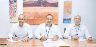  ?? F.E ?? Representa­ntes de AES Dominicana y de Inkia Energy firmaron la transacció­n.