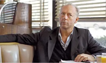  ??  ?? Sin identidad. Un hombre (Xander Berkeley) escucha los pedidos de sus interlocut­ores y cumple.