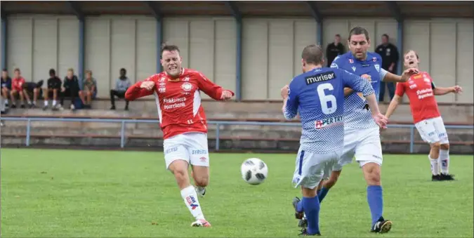  ?? FOTO: TOM ARILD STØLE ?? Emil Aadland scoret Flekkefjor­ds første mål i sin hjemmedebu­t mot Søgne lørdag, og ble kåret til banens beste da hjemmelage­t slo Søgne 3-2.