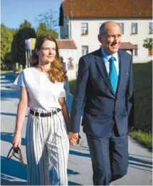  ?? JURE MAKOVEC AGENCE FRANCE-PRESSE ?? L’ancien premier ministre slovène Janez Jansa et sa femme, Urska Bacovnik, ont voté dimanche dans le petit village de Šentilj.