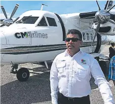  ??  ?? PRUEBA. Emilio Silvestri, director del IHT, en la pista de Choluteca constatand­o el vuelo del Let 410 de CM Airlines.