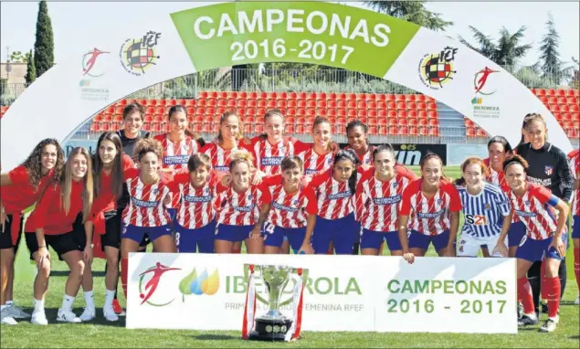  ??  ?? HISTÓRICO. Las jugadoras del Atlético posan con la Copa de campeonas de la Liga Iberdrola 2016-17 junto a su excompañer­a Bea Beltrán, ayer rival en la Real Sociedad.