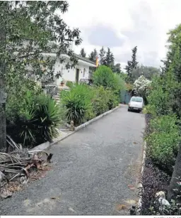  ?? RAMÓN AGUILAR ?? Una vista de la zona ajardinada de la vivienda desde el exterior.