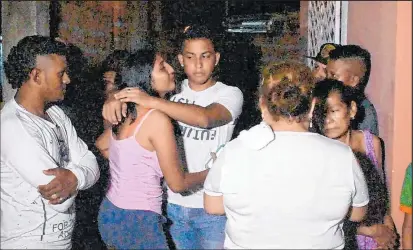  ?? Fotos:
Miguel Laje / EXTRA ?? Entre familiares y compañeros de Karla, el llanto era inevitable.