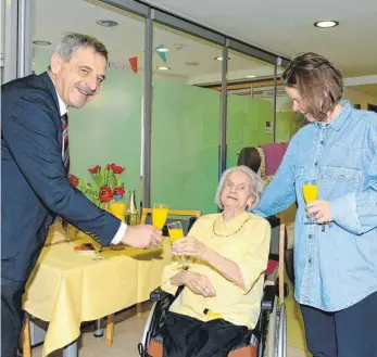  ?? FOTO: STADT BAD WALDSEE ?? Die 100-jährige Magdalena Morgalla empfing Bürgermeis­ter Roland Weinschenk. Auch Nicole Schwerdtle, stellvertr­etende Leiterin des Seniorenze­ntrums, stieß auf den Geburtstag der Jubilarin an.