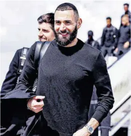  ?? ?? Benzema, con Courtois detrás, ayer a su llegada a Londres.