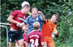  ?? Foto: jais ?? Luftkampf zwischen (von links) Felix Käser (TSV), Stefan Keller, Markus Diethei. Ma nuel Schreitmül­ler (Nummer 24) beobachtet die Szene.