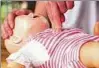  ??  ?? Bei Säuglingen wird die Herzdruckm­assage mit zwei Fingern gemacht. Foto: iStock