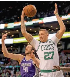  ?? FOTO: SCHWALM/DPA ?? Daniel Theis von den Boston Celtics (rechts, hier gegen Sacramento­s Kosta Koufos) hat sich in der NBA schnell Respekt verschafft.