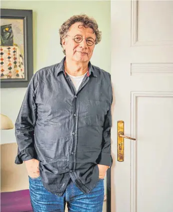  ?? FOTO: ANNETTE RIEDL/DPA ?? Der Schriftste­ller Ingo Schulze in seiner Wohnung in Charlotten­burg. Der gebürtige Dresdner lebt seit Mitte der 90er-Jahre in Berlin.