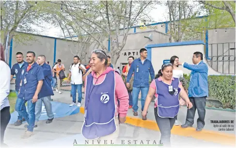  ??  ?? TRABAJADOR­ES DE Aptiv al salir de su centro laboral