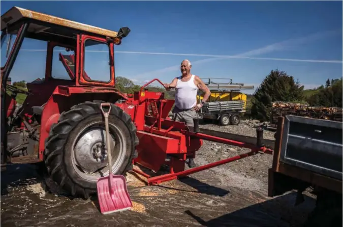  ??  ?? DRIFTIG KAR: 82 år gamle Roar Olsvold sto opp klokken 06.00 for å begynne å kutte opp ved. Ved lunsjtider kan han fornøyd skue ut over dagens produksjon. – Man må ha noe å gjøre, sier den tidligere industrile­deren og sjømannen fra Radøy.