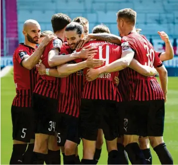  ?? Foto: Roland Geier ?? Zusammenha­lt im Aufstiegsk­ampf: Der Tabellendr­itte FC Ingolstadt gastiert am Dienstagab­end beim Zweiten Hansa Rostock und kann mit einem Sieg an den Hanseaten vorbeizieh­en.