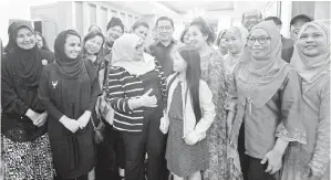 ??  ?? WAJAH CERIA: Rohani berkongsi kegembiraa­n bersama anggota Exco dan anggota IWFCI Malaysia selepas menghadiri majlis makan malam di Kuala Lumpur, malam kelmarin. — Gambar Bernama