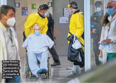  ?? JULIO GONZÁLEZ ?? Rafael Romero, este miércoles, abandonand­o el Puerta del Mar en compañía de la Policía.