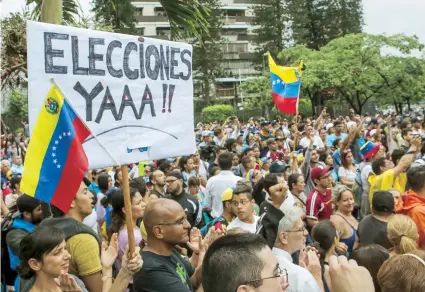  ??  ?? En las últimas dos semanas, siete personas han muerto en medio de la ola de manifestac­iones que se llevan a cabo en varias ciudades venezolana­s en contra del gobierno de Nicolás Maduro.