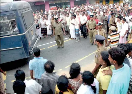  ??  ?? An angry crowd hurled verbal abuse at the suspects when they were brought to Pelmadulla magistrate’s court