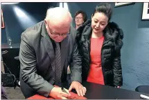  ?? PROVIDED TO CHINA DAILY ?? Cheng Hong invites a guest to leave remarks after a performanc­e in Frankfurt, Germany, in 2017.