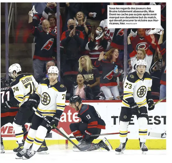  ?? PHOTO AFP ?? Sous les regards des joueurs des Bruins totalement abasourdis, Max Domi ne cache pas sa joie après avoir marqué son deuxième but du match, qui devait procurer la victoire aux Hurricanes, hier.