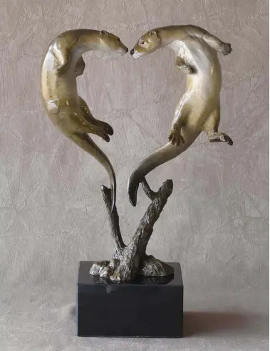  ??  ?? 3
Otters I, bronze, ed. 5 of 50, 14 x 5 x 8"