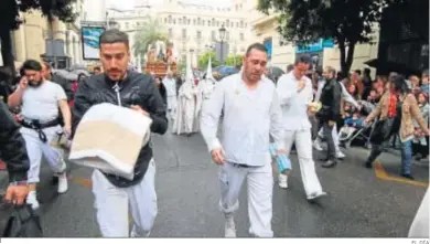  ?? EL DÍA ?? Costaleros de la Entrada Triunfal en 2016, cuando se tuvieron que resguardar en el Góngora.