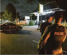  ??  ?? ANGGOTA polis Indonesia berkawal di lokasi kejadian tiga militan ditembak mati di Sleman, Yogyakarta, semalam. - Antara via Reuters
