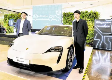  ?? ?? Leading the launch program for SM Supermalls’ new charging stations are SM Engineerin­g and Design Developmen­t President Hans Sy, Jr. (left) and PGA Cars Chairman Roberto Coyiuto III.