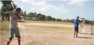  ?? JOSÉ DICÉN /LISTÍN DIARIO ?? Wander Franco, padre, en el play de la comunidad Sabana Chiquita, de Baní, donde tiene su escuela de entrenamie­nto a jóvenes prospectos del béisbol.