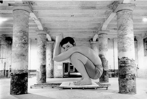 ??  ?? Ron Mueck (1958), Boy (1999, mixed media), Venezia, 48esima Biennale d’arte (courtesy dell’artista, Anthony d’offay, Hauser & Wirth)
