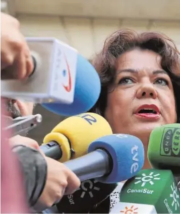  ??  ?? La alcaldesa de Huévar atiende a los medios en la Audiencia tras presentar la