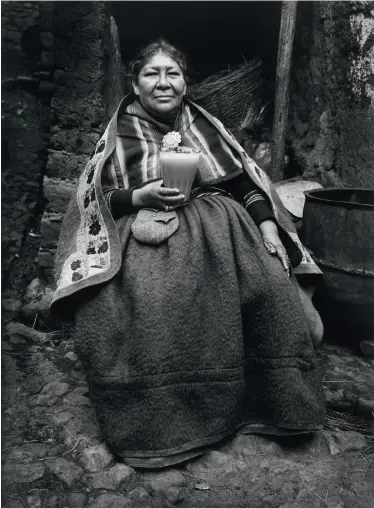  ??  ?? Arriba. Chola con vaso de chicha, Cusco, 1932. Derecha. Chambi hizo instalar en su estudio un sistema de claraboyas y cortinas que le permitía trabajar con luz natural. Se lo ve retocando impresione­s de retratos (también lo hacía directo en negativos y placas, como lo están haciendo sus aprendices, a la izquierda).