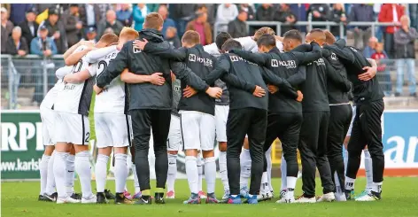  ?? FOTO: SCHLICHTER ?? Als Mannschaft zusammenst­ehen und die nächste Serie starten – das ist das Ziel der Spieler des Fußball-Regionalli­gisten SV Elversberg.