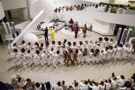  ??  ?? Solange Knowles leads an experiment­al, almost ritualisti­c performanc­e