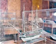  ??  ?? Ενα από τα μικρά μοντέλα πλοίων που συνοδεύει τα εκθέματα για τον Νέλσον, φιλοτεχνημ­ένα κυρίως από Γάλλους αιχμαλώτου­ς.
