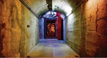  ?? TOB ?? Die rote Tür ist 3,5 Tonnen schwer: Der Militärbun­ker dient heute als hochsicher­es Rechenzent­rum.