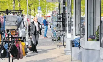  ??  ?? Ein Bild wie seit Wochen nicht: Passanten in der Innenstadt, Ständer mit Waren auf dem Trottoir.