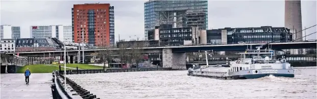  ??  ?? Rhein und Jogger auf dem gleichen Niveau – das gab es in Düsseldorf schon lange nicht mehr.