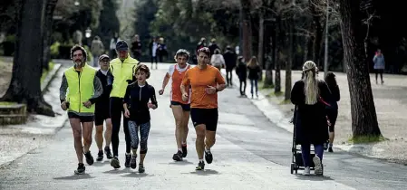  ??  ?? All’aria aperta Sportivi a Villa Borghese dopo la chiusura di palestre e piscine (Carconi/Ansa)