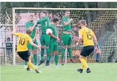  ?? RP-ARCHIVFOTO: TL ?? Vielleicht gehören Nachbarsch­aftsduelle von SV und Teutonia wie das Pokalspiel im Sommer vergangene­n Jahres bald der Vergangenh­eit an.