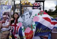  ?? ALASTAIR GRANT/THE ASSOCIATED PRESS ?? Visitors wave a flag as they stand in front of messages of remembranc­e for Princess Diana outside the gates of Kensington Palace in London on Wednesday. Wednesday marked the 25th anniversar­y of Princess Diana’s death in a Paris car crash.