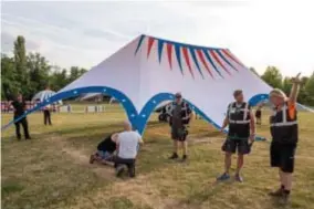  ?? FOTO JHS ?? De ploeg vrijwillig­ers trekt de tenten op.