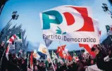 ?? ?? Bandiere Una manifestaz­ione del Pd a Milano