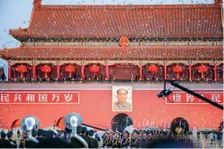  ??  ?? 2020 年 1月1日清晨，北京天安门广场举行新­年第一次升旗仪式