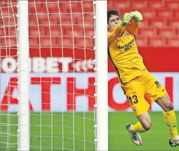  ??  ?? Bono, uno de los jugadores clave del partido para el Sevilla, despeja un balón de puños ante el acoso de la delantera blaugrana.