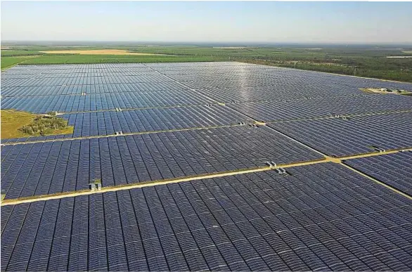  ?? J. Witt / Sipa ?? La centrale solaire de Cestas (Gironde), mise en tension en 2015, compte près de 1 million de panneaux solaires répartis sur une superficie d’environ 250 ha.