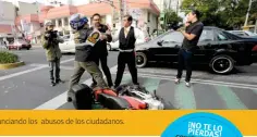  ??  ?? Valor. El conductor va por las calles denunciand­o los abusos de los ciudadanos.