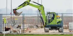  ?? Foto: Klaus Rainer Krieger ?? Der FCA baut an der WWK Arena gerade einen zweiten Trainingsp­latz mit Rasenhei zung.